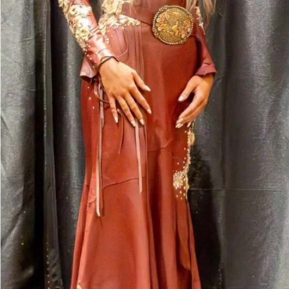 Elegant Red Gown with Floral Embellishments - Picture 2 of 2